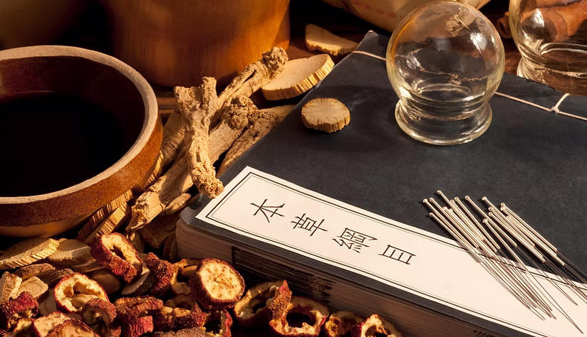 Acupuncture traditionnelle chinoise — aiguilles disposées en rituel