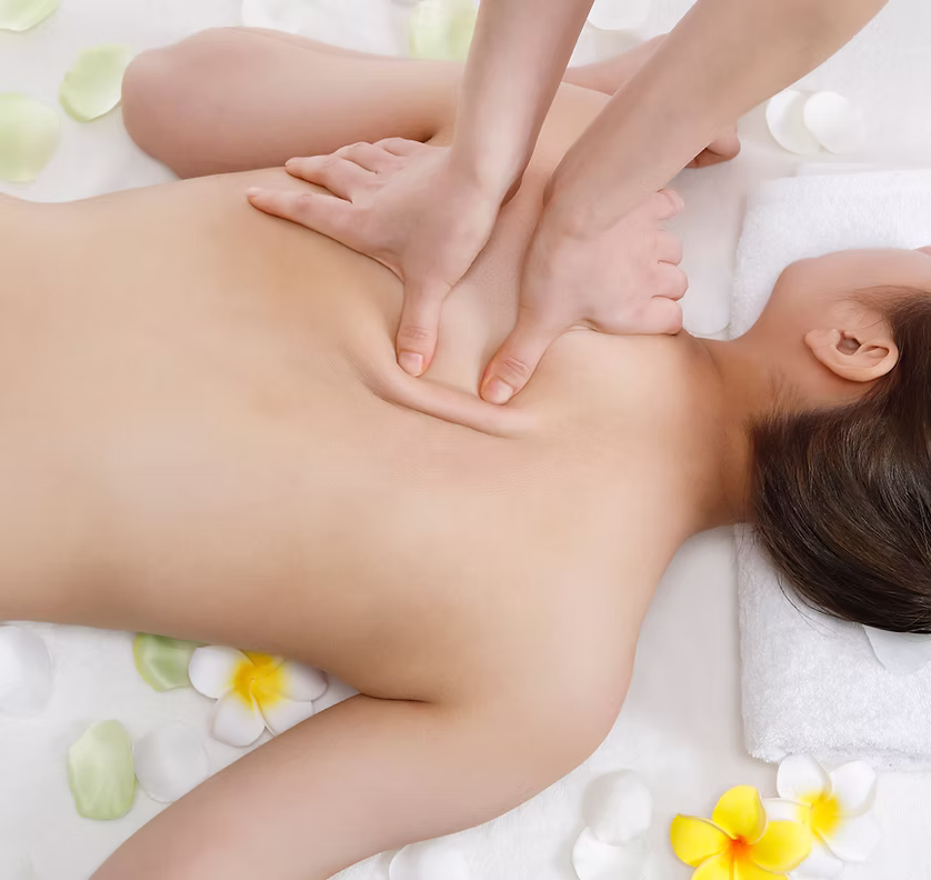 Mains chaudes effectuant un massage suédois du dos